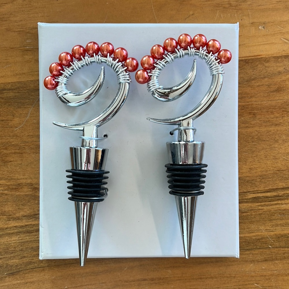 Beautiful 🍷WINE STOPPERS, elegant silver & peachy pearl (NWOT) GREAT GIFT!
